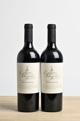 deux bouteilles de vin rouge posées sur une table en bois
