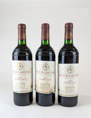trois bouteilles de vin posées sur une table blanche