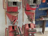 tout un tas d'outils accrochés au mur