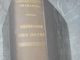 un livre posé sur une table