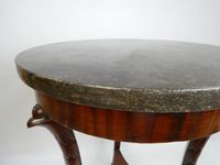 Guéridon tripode à tablette d'entrejambe, dessus marbre noir… (photo 4)