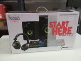 une boîte sur laquelle sont posés une chaîne hi-fi et un casque