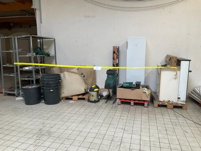 une pièce où il y a beaucoup de cartons et d'autres objets