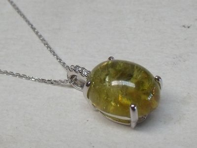 un collier orné d'une pierre jaune, posé sur une table