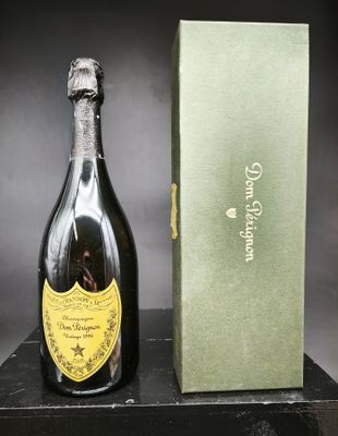 une bouteille de champagne posée sur une table à côté d'un coffret