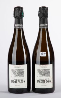 deux bouteilles de vin posées l'une à côté de l'autre sur une table