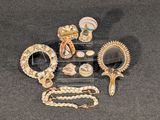 un grand nombre d'objets posés sur une table