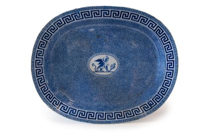 une assiette bleue et blanche ornée d'un motif