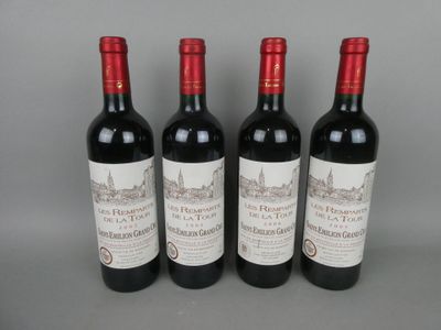 trois bouteilles de vin rouge sont alignées sur une table