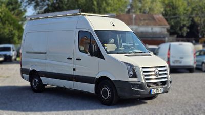 une camionnette blanche garée dans un parking