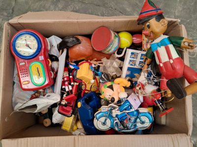 une boîte en carton remplie de jouets et d'une horloge