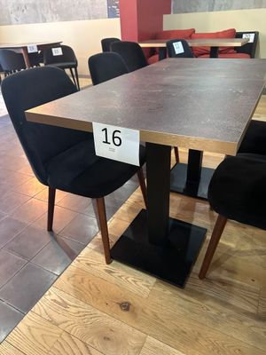 une table sur laquelle est posé un chiffre, au milieu d'une pièce