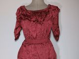 le mannequin tient une robe rouge sur un support pour mannequin