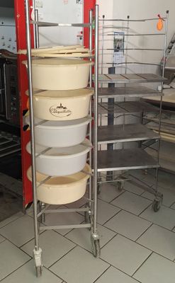 une grande pile de casseroles et de poêles dans une cuisine