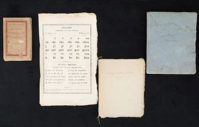 plusieurs vieux papiers sont posés sur une surface noire avec un fond noir