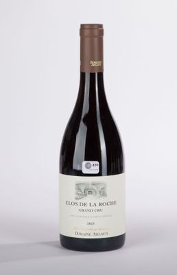 une bouteille de vin posée sur une table