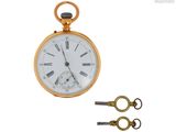 une montre de poche en or et deux clés sur fond blanc