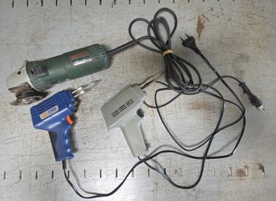 Meuleuse BOSCH PWS 6-115 et 2 fers à souder électrique.