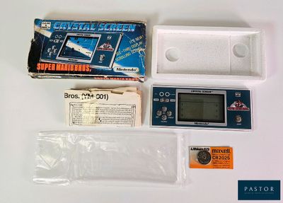un petit appareil électronique posé sur une table à côté d'autres objets