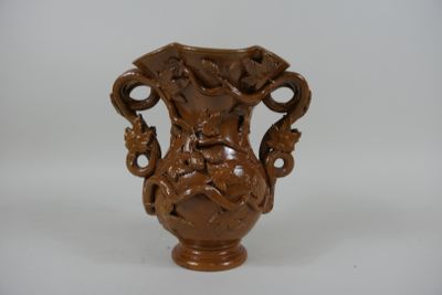Vase à col mouvementé en grès salé à glaçure brune à décor d…