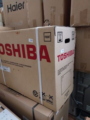 de nombreux cartons empilés sur le sol