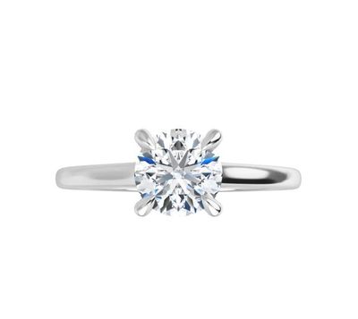 une bague de fiançailles en or blanc sertie d'un seul diamant