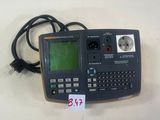 une image représentant une calculatrice posée sur une table blanche