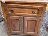 un meuble en bois surmonté de deux tiroirs