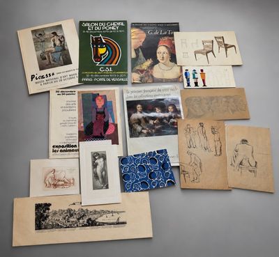 une image représentant une collection de livres anciens et de dessins posés sur une table