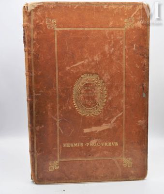 un vieux livre posé sur une table blanche