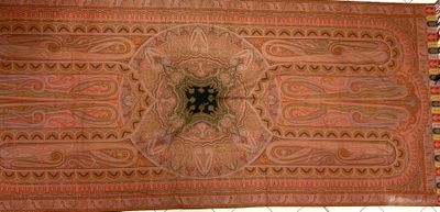 un vieux tapis orné d'un motif, posé sur un sol carrelé