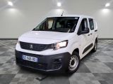 la camionnette blanche est garée sur le sol en damier d'une pièce