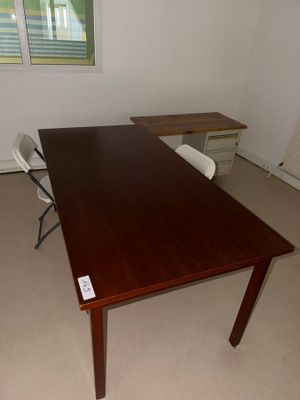 un bureau et une chaise dans une pièce dotée d'une fenêtre