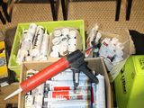une boîte remplie de piles et une paire de ciseaux