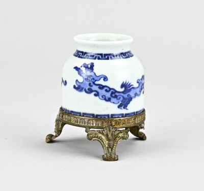 Vase chinois en porcelaine bleue et blanche orné d'un dragon, posé sur un socle