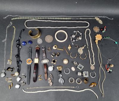 beaucoup de bijoux posés ensemble sur la table
