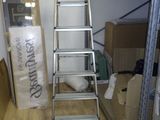 une échelle adossée au mur d'une pièce
