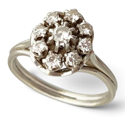 une image d'une bague sertie de diamants sur fond blanc