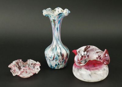 CLICHY: Vase et deux coupes en verre.