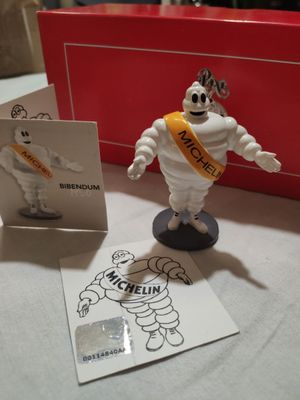 une figurine représentant un personnage de dessin animé avec une écharpe autour du cou