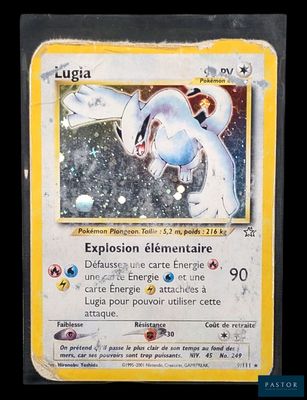La carte Pokémon comporte l'image d'un Pokémon blanc.