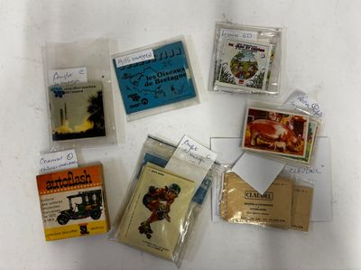 a lot of cards that are on the table