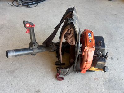 a machine that is sitting on the ground in the garage