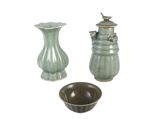 trois vases différents et un bol placés les uns à côté des autres