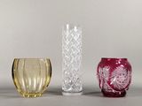 trois vases posés l'un à côté de l'autre sur une table
