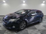 une photo d'une Toyota Venza noire garée dans un garage