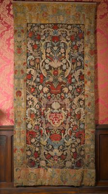 une grande tapisserie accrochée au mur d'une pièce