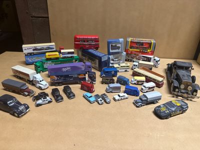 un grand nombre de voitures et de camions jouets posés sur une table