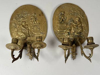 une paire d'appliques murales anciennes en laiton ornées de figures