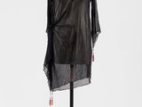 une robe noire sur un mannequin sur fond blanc